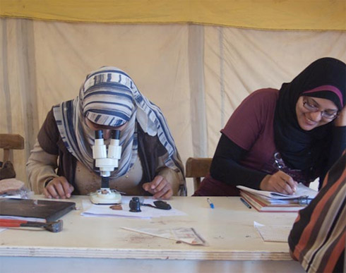 Students analysing ceramics during the Mit Rahina field-school 2011. Photo by Yasser Mahmoud. 